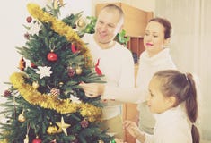 Famille se préparant à Noël image stock Famille se préparant à Noël image stock