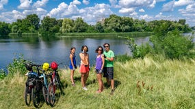 Famille sur des vélos faisant un cycle dehors, des parents et des enfants actifs sur les bicyclettes, vue aérienne de famille heu photo stock Famille sur des vélos faisant un cycle dehors, des parents et des enfants actifs sur les bicyclettes, vue aérienne de famille heu photo stock