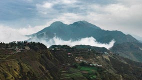Faming alrededor de la montaña y de la nube foto de archivo libre de regalías Faming alrededor de la montaña y de la nube foto de archivo libre de regalías