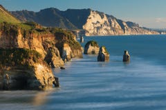 ` Famoso en la isla del norte de la Costa del Pac?fico, Nueva Zelanda de las hermanas del ` tres de las rocas El concepto de ecol imagenes de archivo ` Famoso en la isla del norte de la Costa del Pac?fico, Nueva Zelanda de las hermanas del ` tres de las rocas El concepto de ecol imagenes de archivo