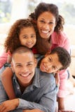 Família da raça misturada em casa imagens de stock Família da raça misturada em casa imagens de stock