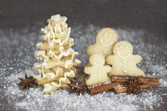 Família de Gingerman que tem o divertimento fora foto de stock Família de Gingerman que tem o divertimento fora foto de stock
