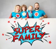 Família dos super-herói que guardam a bandeira fotos de stock Família dos super-herói que guardam a bandeira fotos de stock