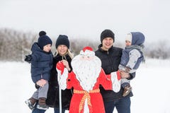 Família e Santa Claus In Snow Scene novas imagens de stock Família e Santa Claus In Snow Scene novas imagens de stock
