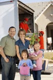 Família em Front Of Delivery Van And House foto de stock royalty free Família em Front Of Delivery Van And House foto de stock royalty free