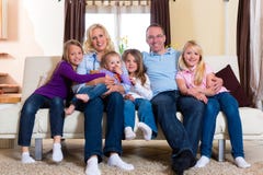 Família em um sofá fotografia de stock Família em um sofá fotografia de stock