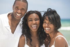 Família feliz do americano africano na praia foto de stock Família feliz do americano africano na praia foto de stock