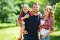 Família feliz em uma caminhada no parque no verão foto de stock Família feliz em uma caminhada no parque no verão foto de stock
