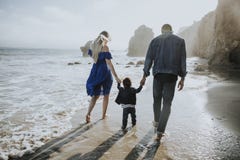 Família feliz em uma praia imagens de stock Família feliz em uma praia imagens de stock