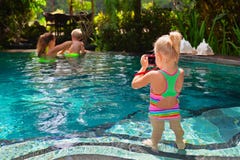 Família feliz - a mãe, filha, filho tem o divertimento na piscina fotos de stock Família feliz - a mãe, filha, filho tem o divertimento na piscina fotos de stock