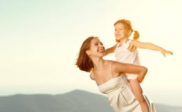 Família feliz no verão ao ar livre filha da criança do abraço da mãe Foto de Stock Família feliz no verão ao ar livre filha da criança do abraço da mãe Foto de Stock