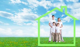 Família feliz perto da casa nova imagens de stock Família feliz perto da casa nova imagens de stock
