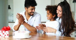 Família feliz que comemora o aniversário de sua criança foto de stock Família feliz que comemora o aniversário de sua criança foto de stock