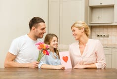 Família feliz que comemora o dia de mães fotografia de stock Família feliz que comemora o dia de mães fotografia de stock