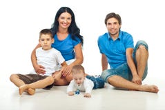 Família feliz que senta-se no assoalho fotografia de stock Família feliz que senta-se no assoalho fotografia de stock