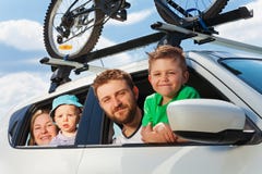 Família feliz que viaja pelo carro em férias de verão imagens de stock Família feliz que viaja pelo carro em férias de verão imagens de stock