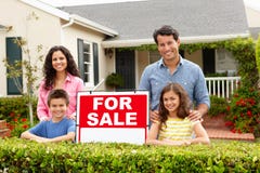 Família latino-americano fora da HOME com para sinal da venda imagens de stock Família latino-americano fora da HOME com para sinal da venda imagens de stock