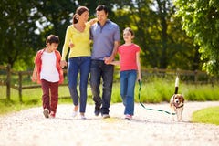 Família latino-americano que toma o cão para a caminhada fotos de stock Família latino-americano que toma o cão para a caminhada fotos de stock