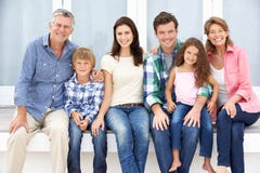 Família multi-generation do retrato ao ar livre imagens de stock royalty free Família multi-generation do retrato ao ar livre imagens de stock royalty free