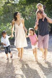 Família na caminhada do país junto imagens de stock Família na caminhada do país junto imagens de stock