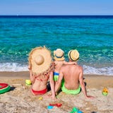 Família na praia em Grécia foto de stock Família na praia em Grécia foto de stock