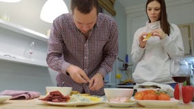 A família nova cozinha a pizza junto na cozinha vídeos de arquivo A família nova cozinha a pizza junto na cozinha vídeos de arquivo