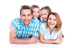 Família nova de sorriso feliz caucasiano com duas crianças fotografia de stock Família nova de sorriso feliz caucasiano com duas crianças fotografia de stock