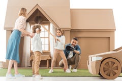 família nova que joga o basebol junto na jarda da casa do cartão imagens de stock família nova que joga o basebol junto na jarda da casa do cartão imagens de stock