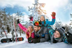 A família que aprecia o inverno vacations nas montanhas na neve imagem de stock royalty free A família que aprecia o inverno vacations nas montanhas na neve imagem de stock royalty free