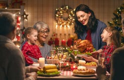 Família que comemora o Natal imagens de stock Família que comemora o Natal imagens de stock