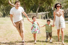 Família que funciona com as duas crianças novas fotos de stock Família que funciona com as duas crianças novas fotos de stock