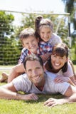 Família que joga o futebol no jardim junto imagens de stock royalty free Família que joga o futebol no jardim junto imagens de stock royalty free