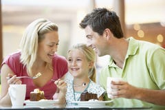 Família que tem o almoço junto na alameda imagens de stock royalty free Família que tem o almoço junto na alameda imagens de stock royalty free