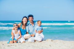 Família que tem o divertimento na praia tropical fotografia de stock royalty free Família que tem o divertimento na praia tropical fotografia de stock royalty free