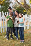Família que usa telemóveis imagem de stock Família que usa telemóveis imagem de stock