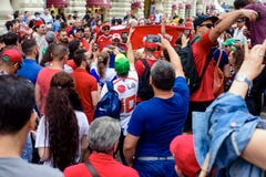 Fan Piłki Nożnej na głównej ulicie wachlują Nikolskaya czekanie dla dopasowania zdjęcie stock Fan Piłki Nożnej na głównej ulicie wachlują Nikolskaya czekanie dla dopasowania zdjęcie stock