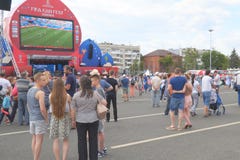 Fan piłki nożnej zegarka program na żywo dopasowanie w fan strefie 2018 FIFA puchar świata w Samara fotografia royalty free Fan piłki nożnej zegarka program na żywo dopasowanie w fan strefie 2018 FIFA puchar świata w Samara fotografia royalty free