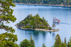 Fannette Island Emerald Bay, Meer Tahoe, Californië de V.S. Sightseeingscruise stock foto Fannette Island Emerald Bay, Meer Tahoe, Californië de V.S. Sightseeingscruise stock foto