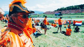 Fans générales néerlandaises oranges de la course F1 photographie stock libre de droits Fans générales néerlandaises oranges de la course F1 photographie stock libre de droits