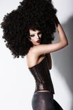 Fantasia. Modelo de forma de Art. Futurista na peruca encaracolado do africano negro imagens de stock Fantasia. Modelo de forma de Art. Futurista na peruca encaracolado do africano negro imagens de stock