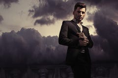 Fantasiemode-Artfoto eines gutaussehenden Mannes lizenzfreies stockfoto Fantasiemode-Artfoto eines gutaussehenden Mannes lizenzfreies stockfoto