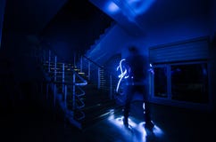 Fantasma en la casa encantada en las escaleras, silueta misteriosa del hombre del fantasma con la luz en las escaleras, escena de fotografía de archivo Fantasma en la casa encantada en las escaleras, silueta misteriosa del hombre del fantasma con la luz en las escaleras, escena de fotografía de archivo