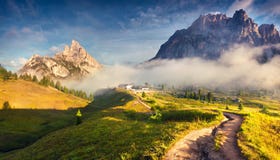 Fantastisch de zomerlandschap in Dolomietalpen stock fotografie Fantastisch de zomerlandschap in Dolomietalpen stock fotografie