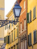 Fantastisk gatalykta i det historiska området av Pisa royaltyfria foton Fantastisk gatalykta i det historiska området av Pisa royaltyfria foton