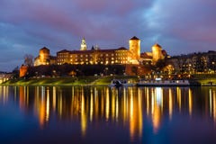 Fantastisk natt Krakow Den kungliga Wawel slotten i Polen royaltyfri fotografi Fantastisk natt Krakow Den kungliga Wawel slotten i Polen royaltyfri fotografi