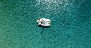 Fantastisk sikt som seglar segling i det öppna havet på den blåsiga dagen Surr VI royaltyfria bilder Fantastisk sikt som seglar segling i det öppna havet på den blåsiga dagen Surr VI royaltyfria bilder