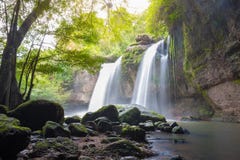 Fantastiska härliga vattenfall i djup skog royaltyfria bilder Fantastiska härliga vattenfall i djup skog royaltyfria bilder