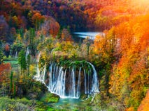 Fantastiska vattenfall- och höstfärger i Plitvice sjöar royaltyfri bild Fantastiska vattenfall- och höstfärger i Plitvice sjöar royaltyfri bild