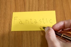 Fantastyczny handwrite na żółtym papierze z piórem na stole obrazy stock Fantastyczny handwrite na żółtym papierze z piórem na stole obrazy stock