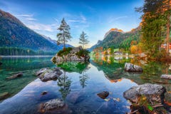 Fantastyczny jesieni wschód słońca Hintersee jezioro Klasyczna pocztówka rywalizuje obrazy royalty free Fantastyczny jesieni wschód słońca Hintersee jezioro Klasyczna pocztówka rywalizuje obrazy royalty free